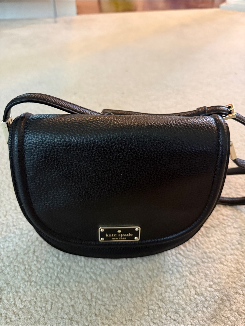 kate spade black pebbled leather crossbody saddle bag with gold plaque